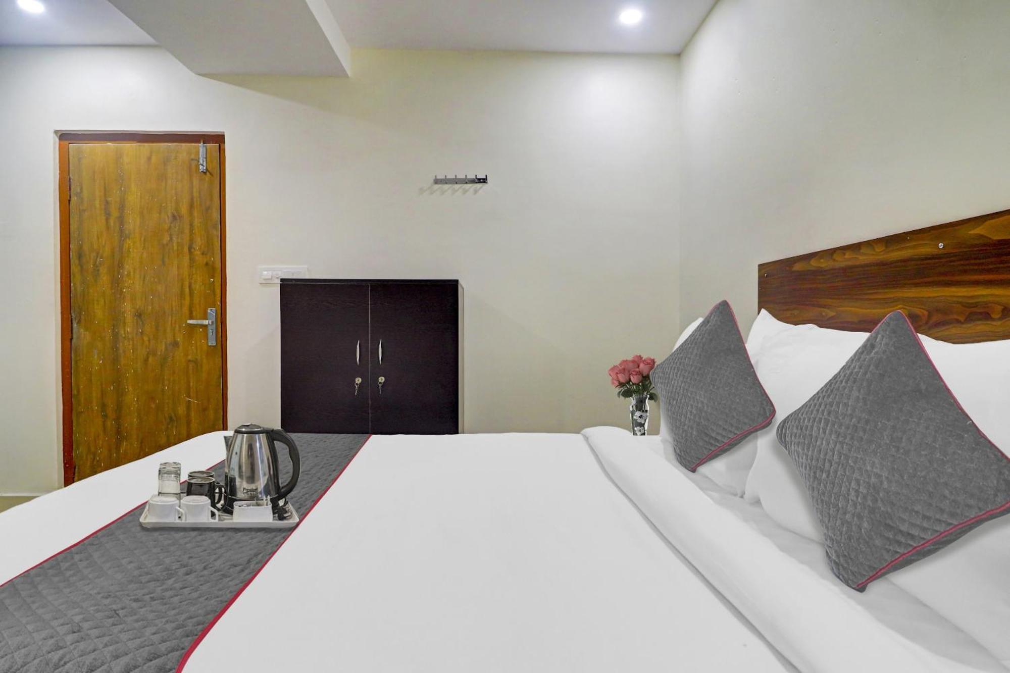 Hotel Collection O White Riviera Near Kondapur Hyderabad Exterior foto